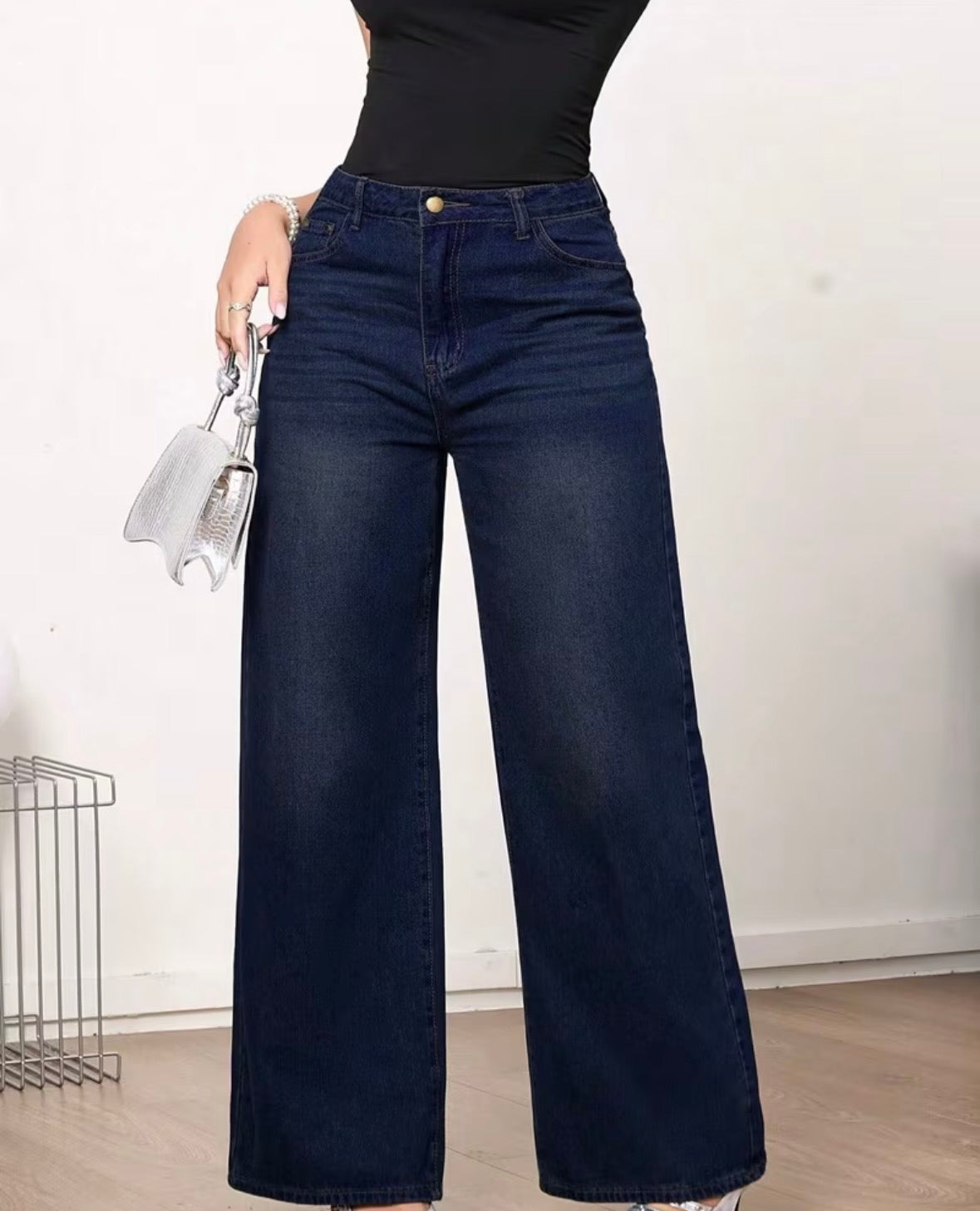 JEANS MIT WEITEM BEIN