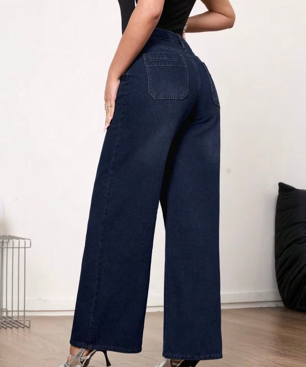 JEANS MIT WEITEM BEIN