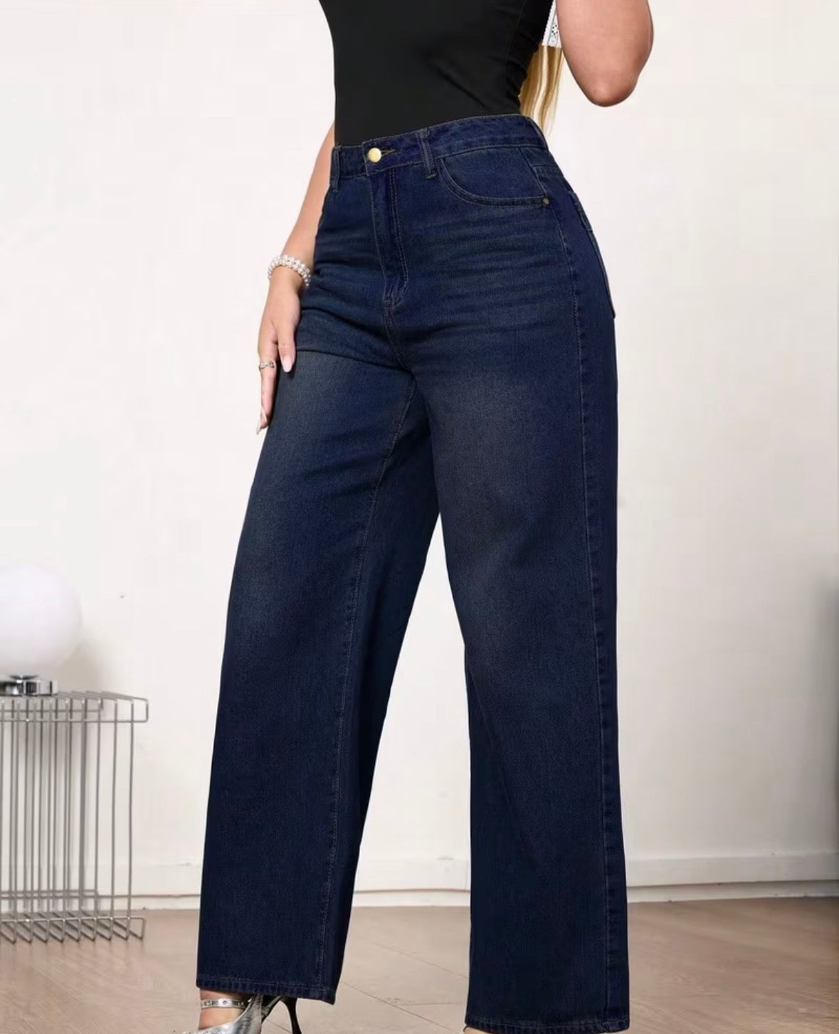JEANS MIT WEITEM BEIN