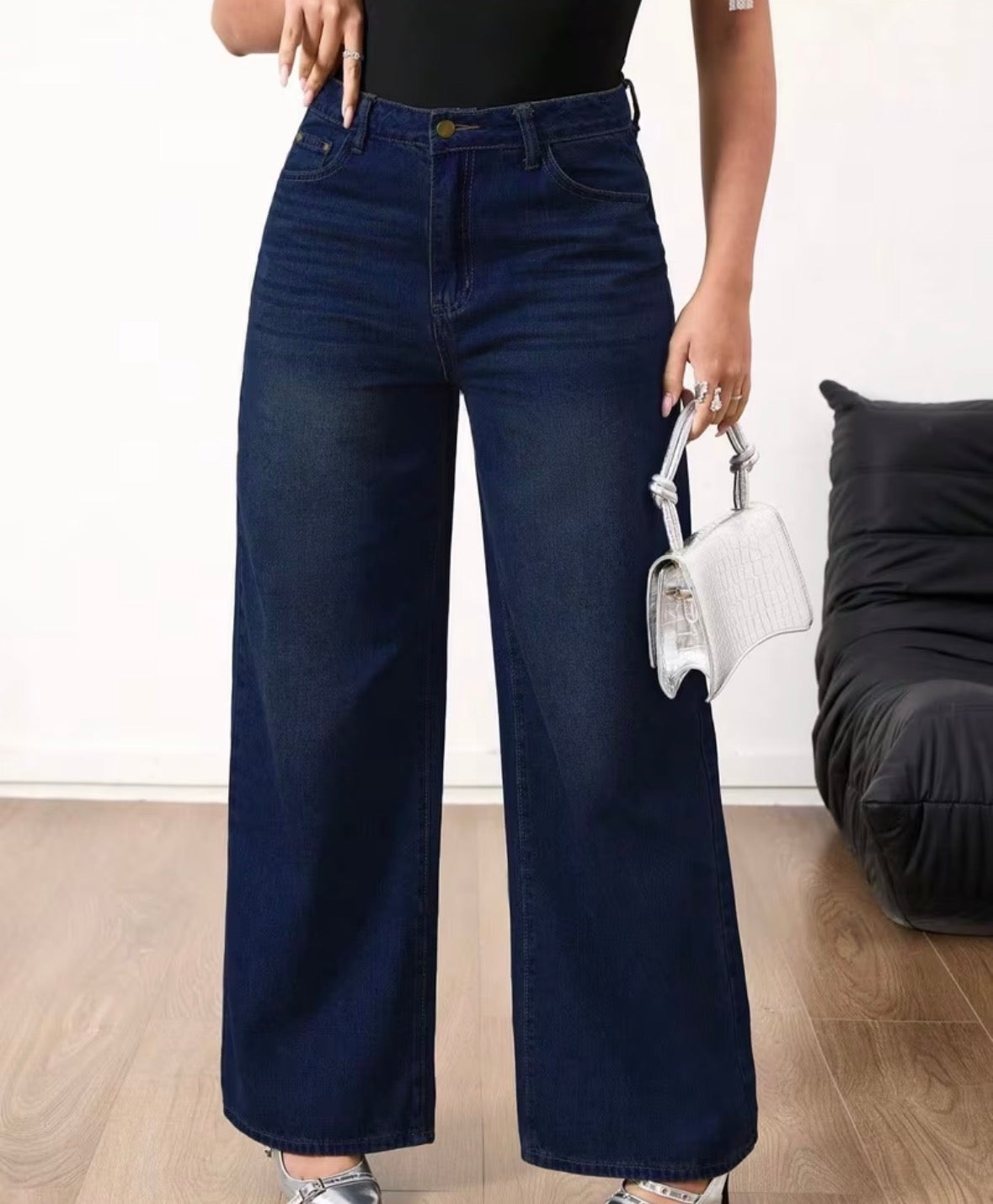 JEANS MIT WEITEM BEIN