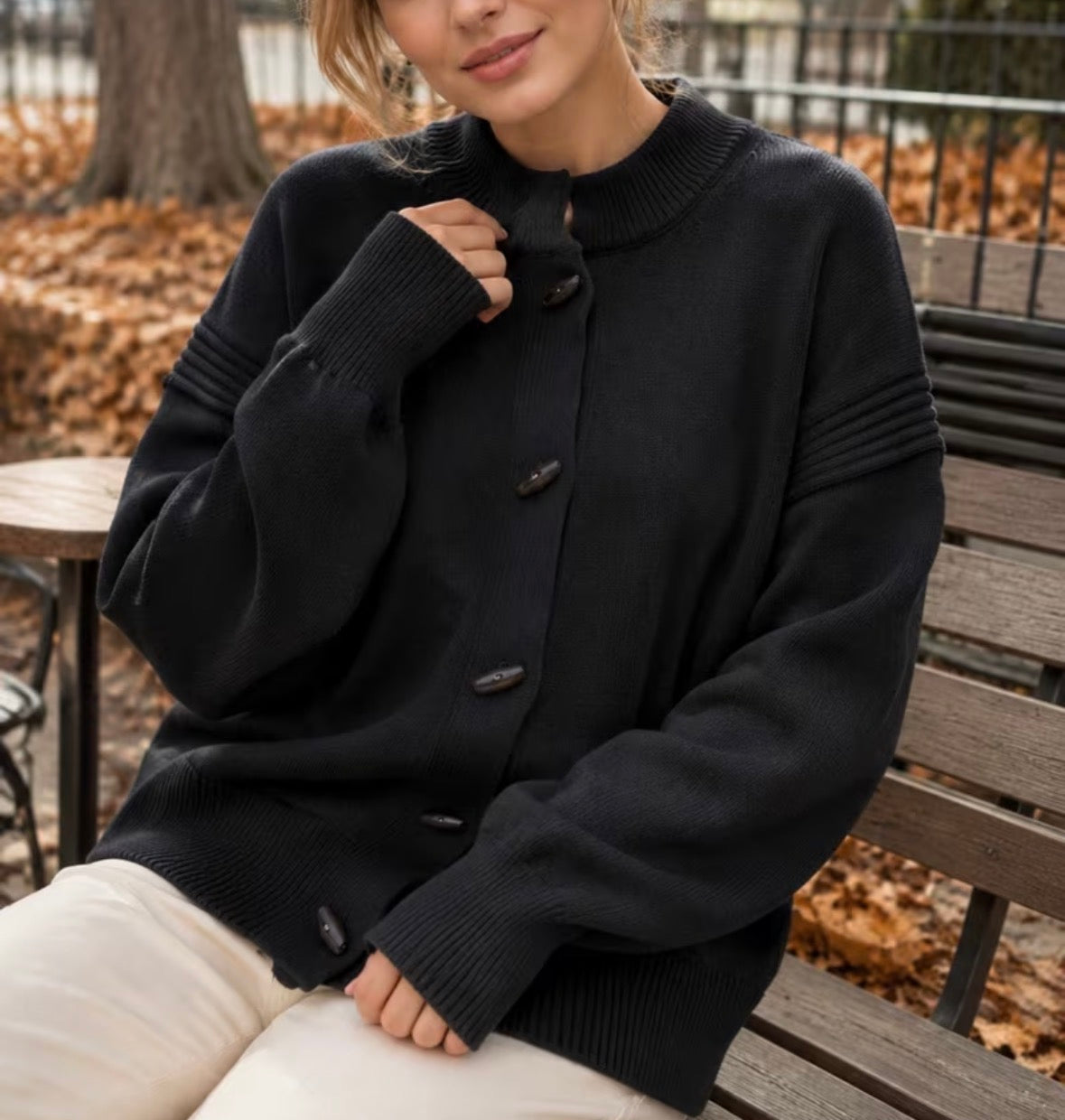 STRICKJACKE MIT HORNKNÖPFEN