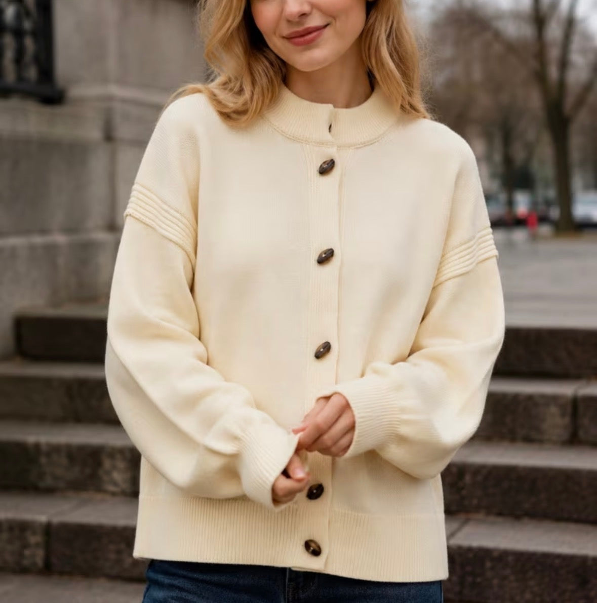 STRICKJACKE MIT HORNKNÖPFEN