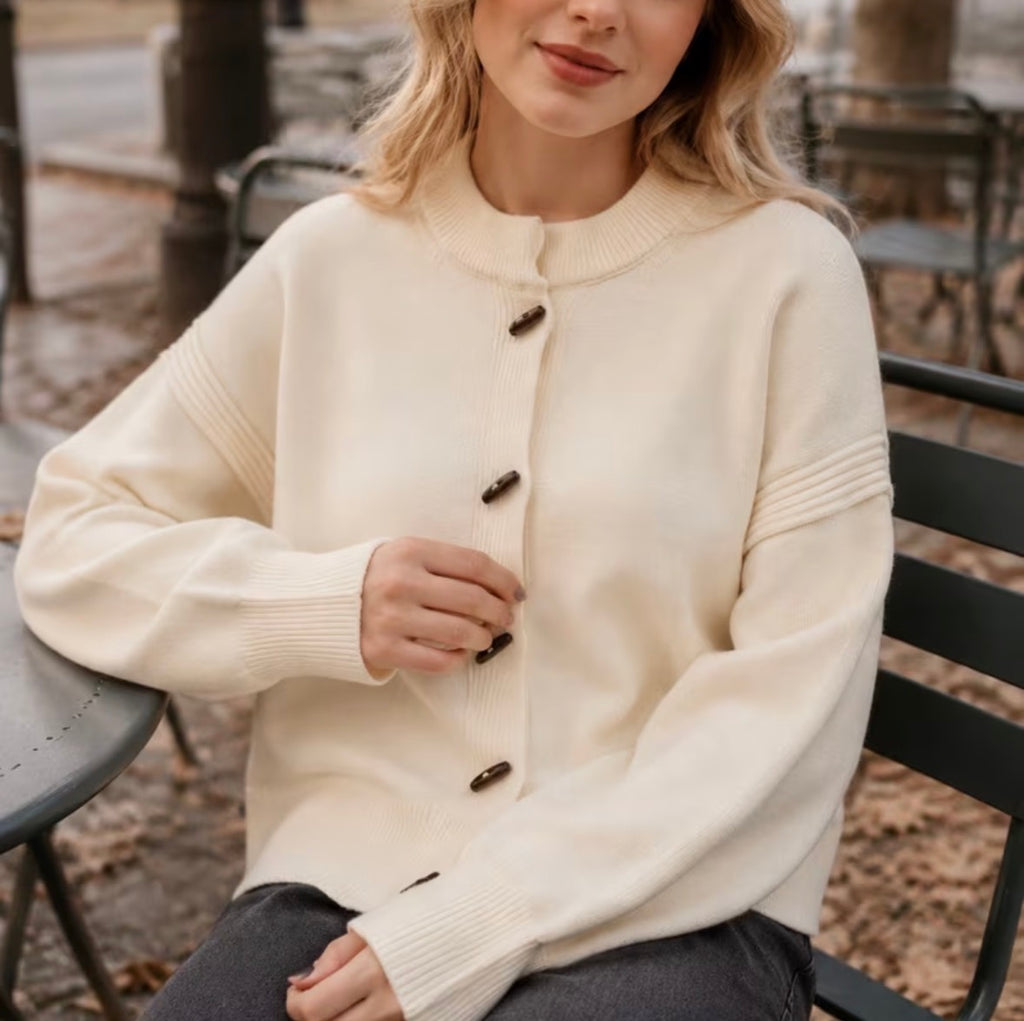 STRICKJACKE MIT HORNKNÖPFEN