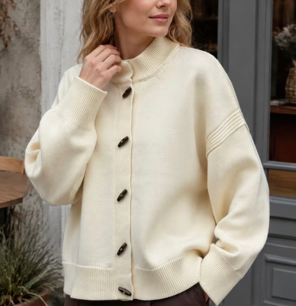 STRICKJACKE MIT HORNKNÖPFEN