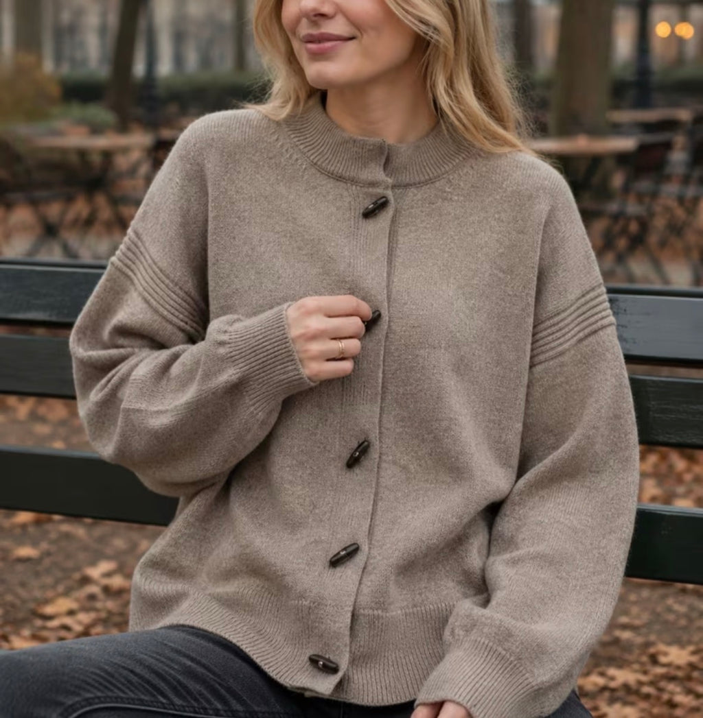 STRICKJACKE MIT HORNKNÖPFEN