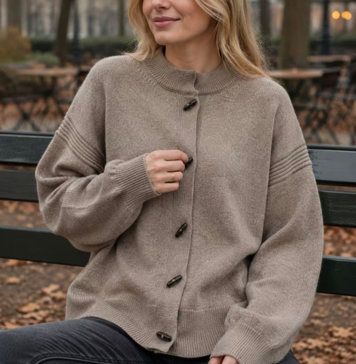 STRICKJACKE MIT HORNKNÖPFEN