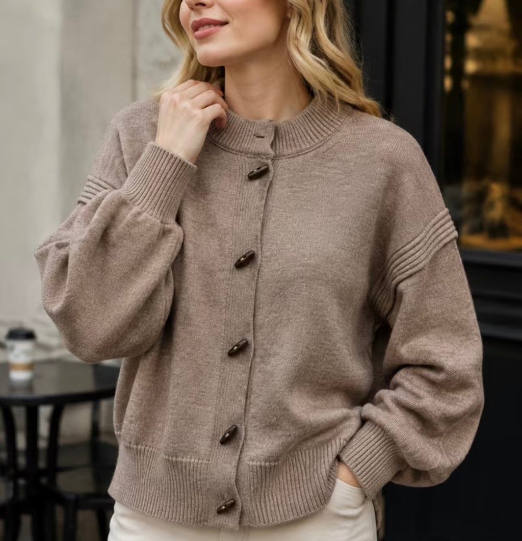 STRICKJACKE MIT HORNKNÖPFEN